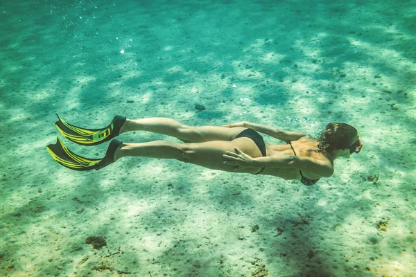 Piękna Młoda Kobieta Bawi Się Wakacjach Odkrywając Morze Podczas Nurkowania — Zdjęcie stockowe