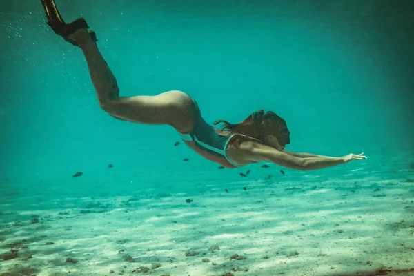 Piękna Młoda Kobieta Bawi Się Wakacjach Odkrywając Morze Podczas Nurkowania — Zdjęcie stockowe