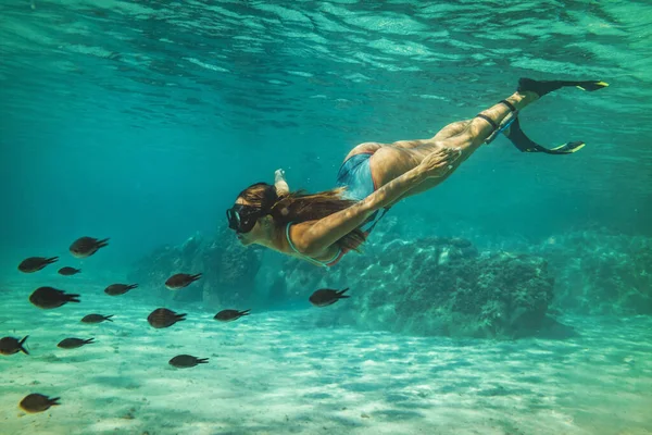 Eine Schöne Junge Frau Hat Spaß Sommerurlaub Beim Tauchen Meer — Stockfoto