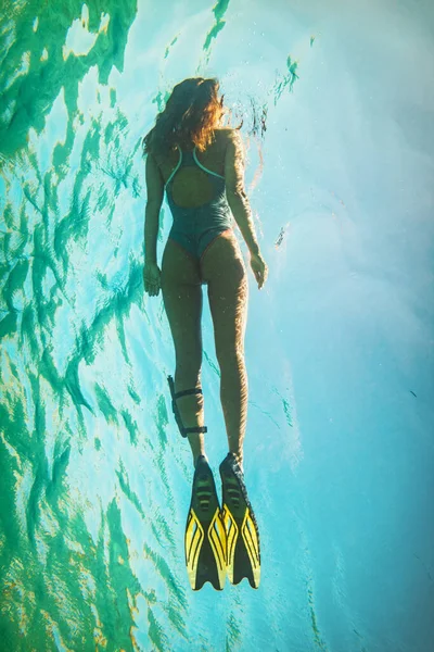 Piękna Młoda Kobieta Pływa Pod Wodą Ciesząc Się Błękitem Morza — Zdjęcie stockowe