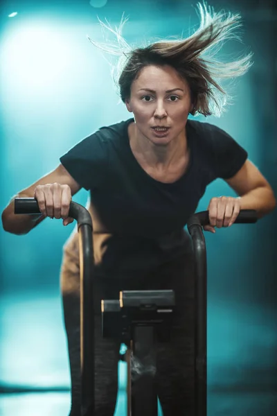 Молодая Мускулистая Женщина Тренируется Тренажерном Зале — стоковое фото