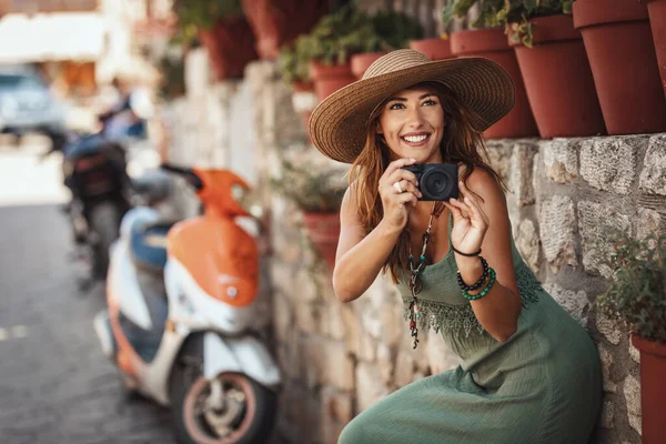 Beautiful Smiling Young Woman Straw Hat Walking Streets Mediterranean Town — Stock Photo, Image