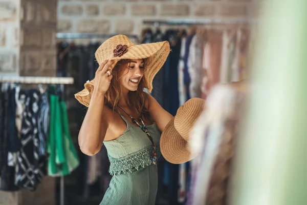 Een Mooie Glimlachende Jonge Vrouw Wandelt Door Straten Van Een — Stockfoto