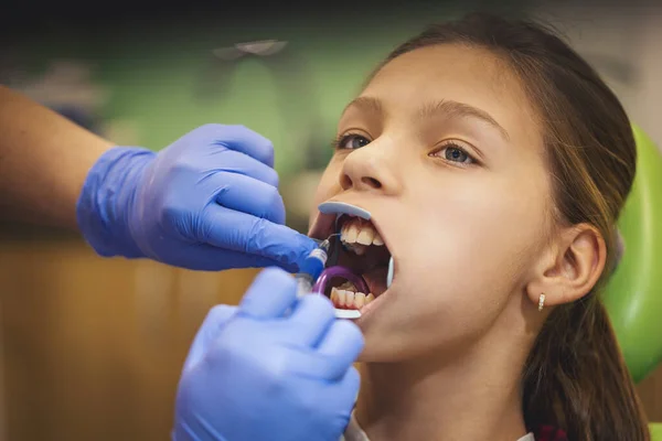 Niña Está Dentista Ella Sienta Silla Del Dentista Dentista Establece —  Fotos de Stock