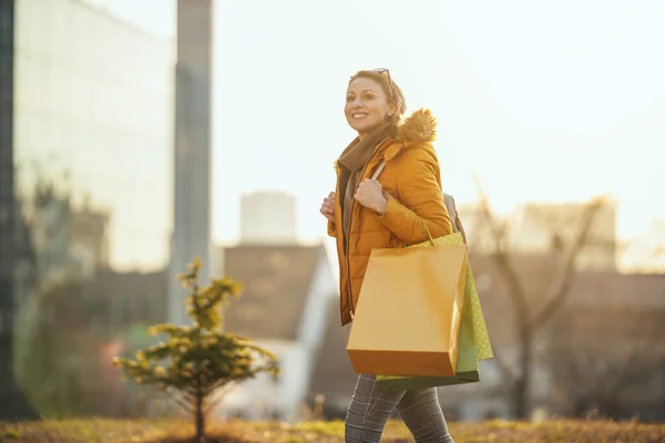 Une Jeune Femme Souriante Heureuse Promène Ville Avec Des Sacs — Photo