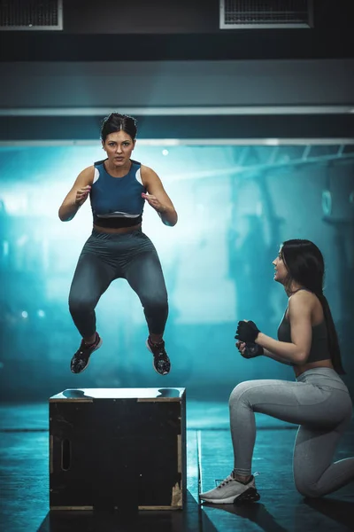 Giovane Donna Forma Sta Facendo Duro Esercizio Palestra Sta Saltando — Foto Stock