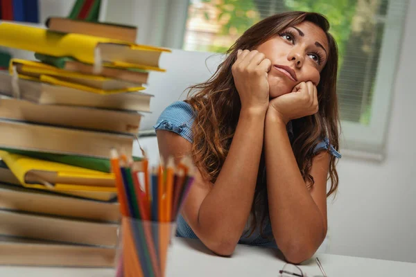 Piękna Znudzona Młoda Studentka Książką Przygotowuje Egzamin Naukę Szkolnej Bibliotece — Zdjęcie stockowe