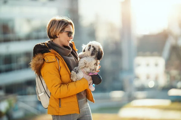 Linda Jovem Mulher Moda Está Passando Tempo Com Seu Cão — Fotografia de Stock