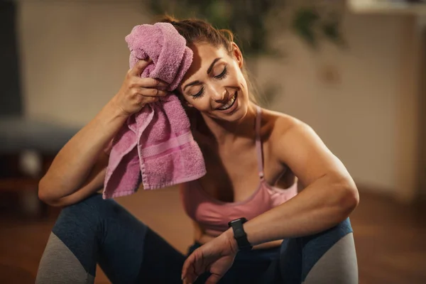 Mujer Joven Está Descansando Durante Entrenamiento Deportivo Sala Estar Casa — Foto de Stock