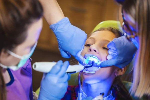 Dziewczynka Jest Dentysty Siedzi Fotelu Dentystycznym Dentysta Zakłada Aparat Zęby — Zdjęcie stockowe