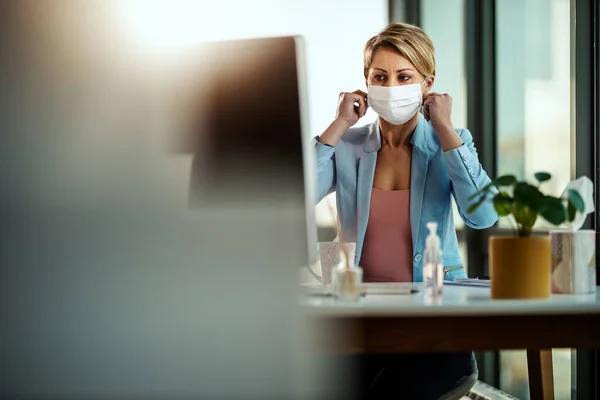 Zakelijke Vrouw Met Een Medisch Beschermend Masker Werkt Kantoor Computer — Stockfoto