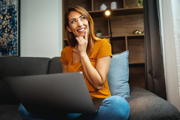 Shot Van Een Aantrekkelijke Jonge Vrouw Zitten Gekruiste Benen Bank — Stockfoto