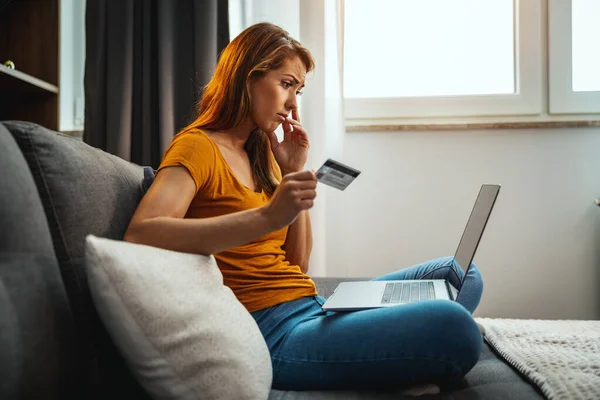 Tiro Uma Jovem Preocupada Fazendo Compras Line Seu Laptop Enquanto — Fotografia de Stock