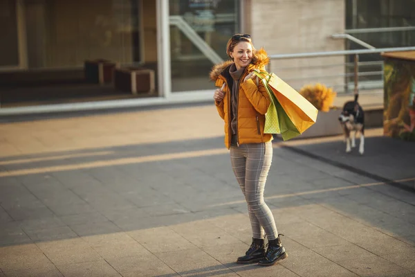 Une Jeune Femme Souriante Heureuse Promène Ville Avec Des Sacs — Photo