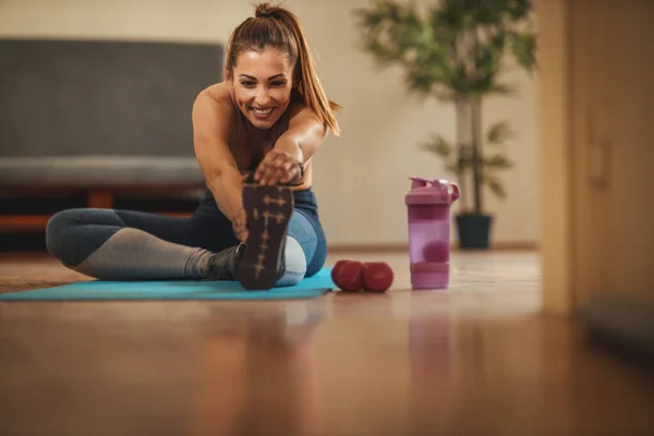 Mujer Sonriente Joven Está Haciendo Ejercicios Estiramiento Sala Estar Alfombra — Foto de Stock