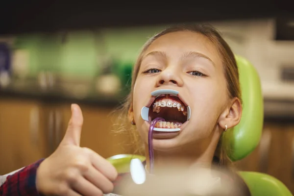 Adolescente Est Chez Dentiste Elle Assoit Dans Chaise Dentiste Avec — Photo