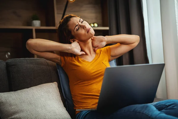 Aufnahme Einer Müden Jungen Frau Die Stress Erlebt Und Ihren — Stockfoto