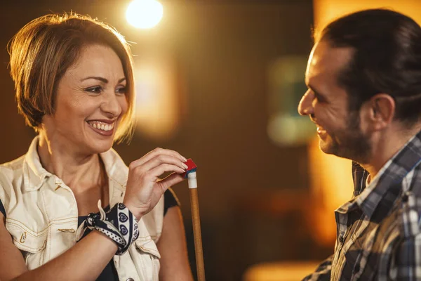 Mujer Joven Sonriente Aplicar Tiza Final Sus Palos Señal Club — Foto de Stock