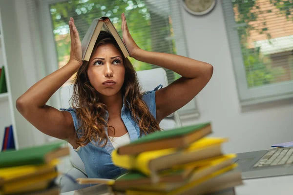 Piękna Znudzona Młoda Studentka Książką Przygotowuje Egzamin Naukę Szkolnej Bibliotece — Zdjęcie stockowe