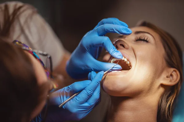 Mooie Jonge Vrouw Bij Tandarts Zit Stoel Van Tandarts Tandarts — Stockfoto