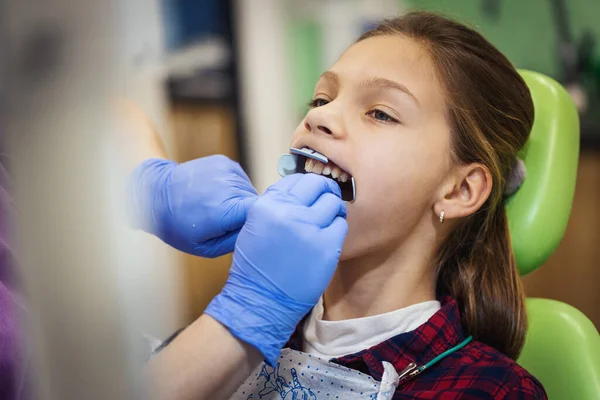 Adolescente Est Chez Dentiste Elle Assoit Dans Chaise Dentiste Dentiste — Photo