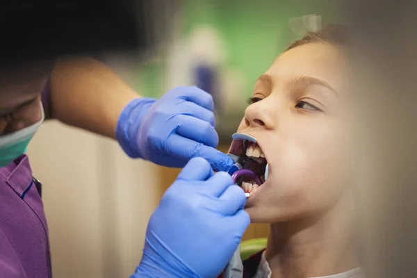 Adolescente Está Dentista Sienta Silla Del Dentista Dentista Prepara Los —  Fotos de Stock