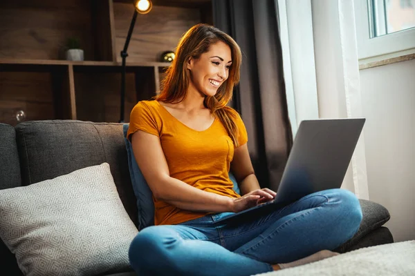 Aufnahme Einer Attraktiven Jungen Frau Die Schneidersitz Auf Dem Sofa — Stockfoto