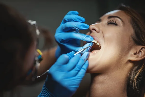 Belle Jeune Femme Est Chez Dentiste Elle Assoit Dans Chaise — Photo