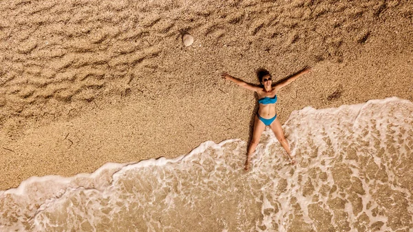 Letecký Pohled Ženu Relaxační Pláži Moře Leží Písečné Pláži Užívá — Stock fotografie