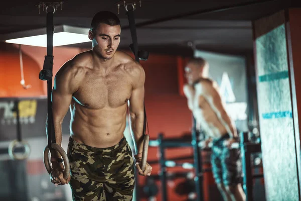 Jovem Homem Musculoso Está Fazendo Exercício Anéis Ginástica Ginásio — Fotografia de Stock