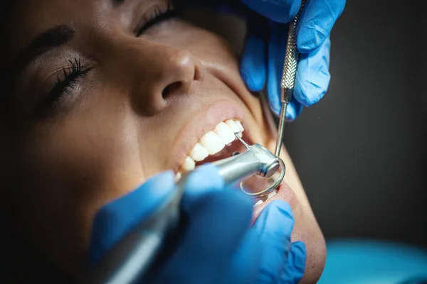 Mooie Jonge Vrouw Bij Tandarts Zit Tandartsstoel Tandarts Repareert Haar — Stockfoto