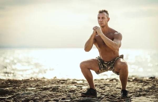 Homem Bonito Está Fazendo Exercício Alongamento Praia Mar Verão Dia — Fotografia de Stock
