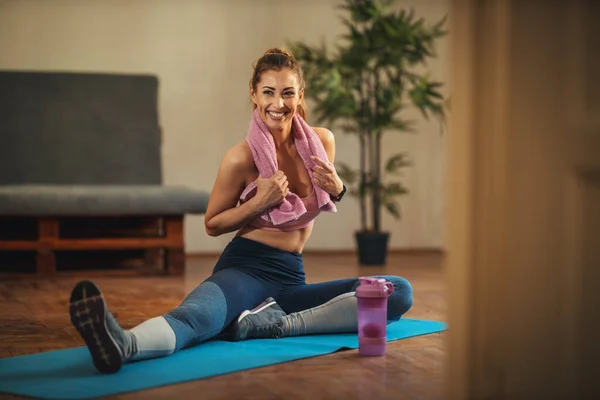 Young Smiling Woman Doing Stretching Exercises Living Room Floor Mat — Stock Photo, Image
