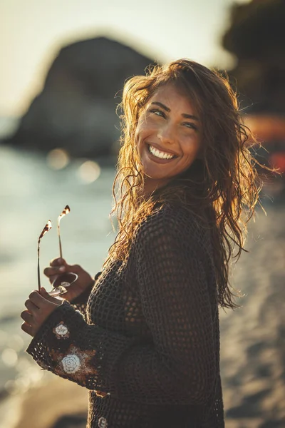 아름다운 여성이 석양에 해변에서 즐겁고 시간을 보내고 — 스톡 사진