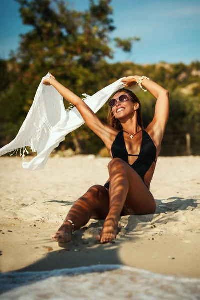 Atrakcyjna Młoda Kobieta Cieszy Się Plaży Trzyma Płótno Gdy Wiatr — Zdjęcie stockowe