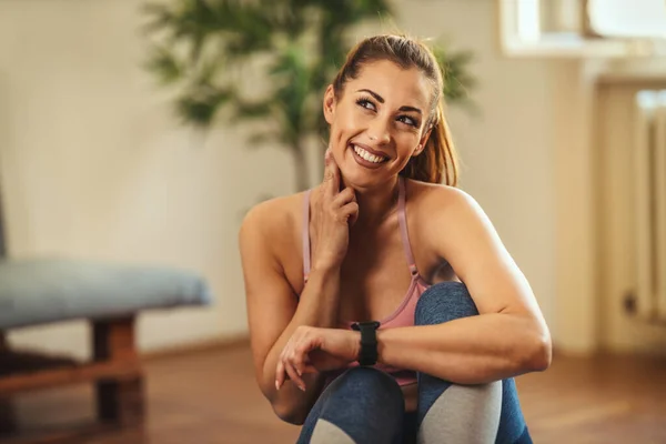 Mujer Joven Está Comprobando Frecuencia Cardíaca Durante Entrenamiento Deportivo Sala —  Fotos de Stock