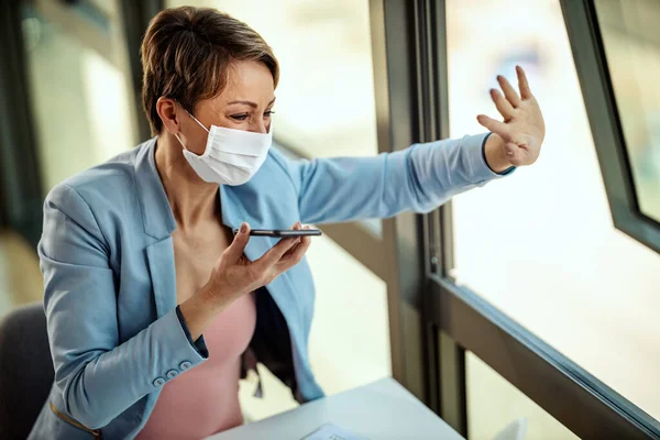 Zakelijke Vrouw Met Een Medisch Beschermend Masker Werkt Vanuit Huis — Stockfoto