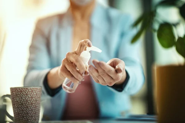 Close Unrecognizable Business Woman Uses Antibacterial Alcohol Gel Hands Disinfection — Stock Photo, Image