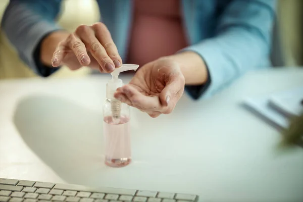 Detailní Záběr Nerozpoznatelné Obchodní Ženy Používá Antibakteriální Alkoholový Gel Pro — Stock fotografie