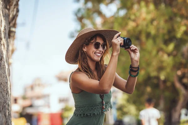 Uma Bela Jovem Sorridente Com Chapéu Palha Está Andando Pelas — Fotografia de Stock