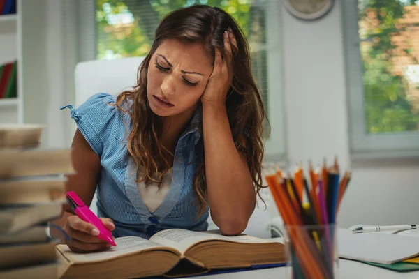 Piękna Zmęczona Młoda Studentka Książką Przygotowuje Egzamin Naukę Szkolnej Bibliotece — Zdjęcie stockowe