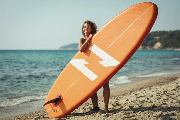 Beautiful Young Female Surfer Preparing Surf — Stock Photo, Image