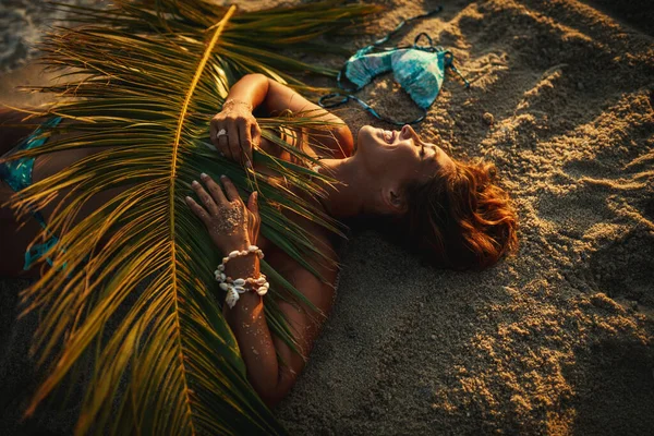 Tiro Uma Jovem Mulher Atraente Está Deitado Praia Areia Tropical — Fotografia de Stock