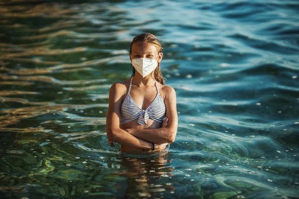 Снимок Счастливого Подростка Хирургической Маске Наслаждающегося Отпуском Пляже Время Covid — стоковое фото