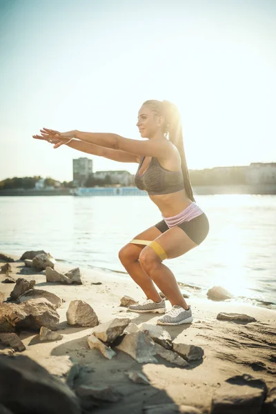 Muscular Jovem Bela Mulher Está Fazendo Forte Ajuste Corpo Treinamento — Fotografia de Stock