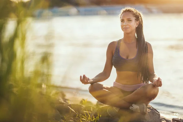 Junge Fitness Frau Macht Yoga Fluss Und Bereitet Sich Auf — Stockfoto