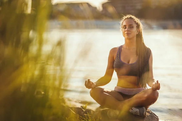 Junge Fitness Frau Macht Yoga Fluss Und Bereitet Sich Auf — Stockfoto