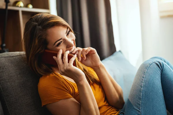 Aantrekkelijke Jonge Vrouw Zitten Bank Het Gebruik Van Smartphone Thuis — Stockfoto