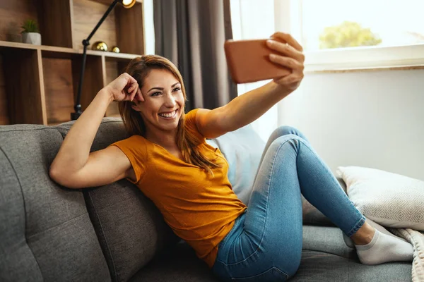 Atraktivní Mladá Žena Sedí Pohovce Dělat Selfie Svým Smartphonem Doma — Stock fotografie