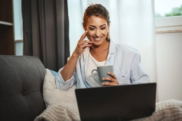 Mooie Jonge Vrouw Zit Bank Genieten Van Een Kopje Koffie — Stockfoto